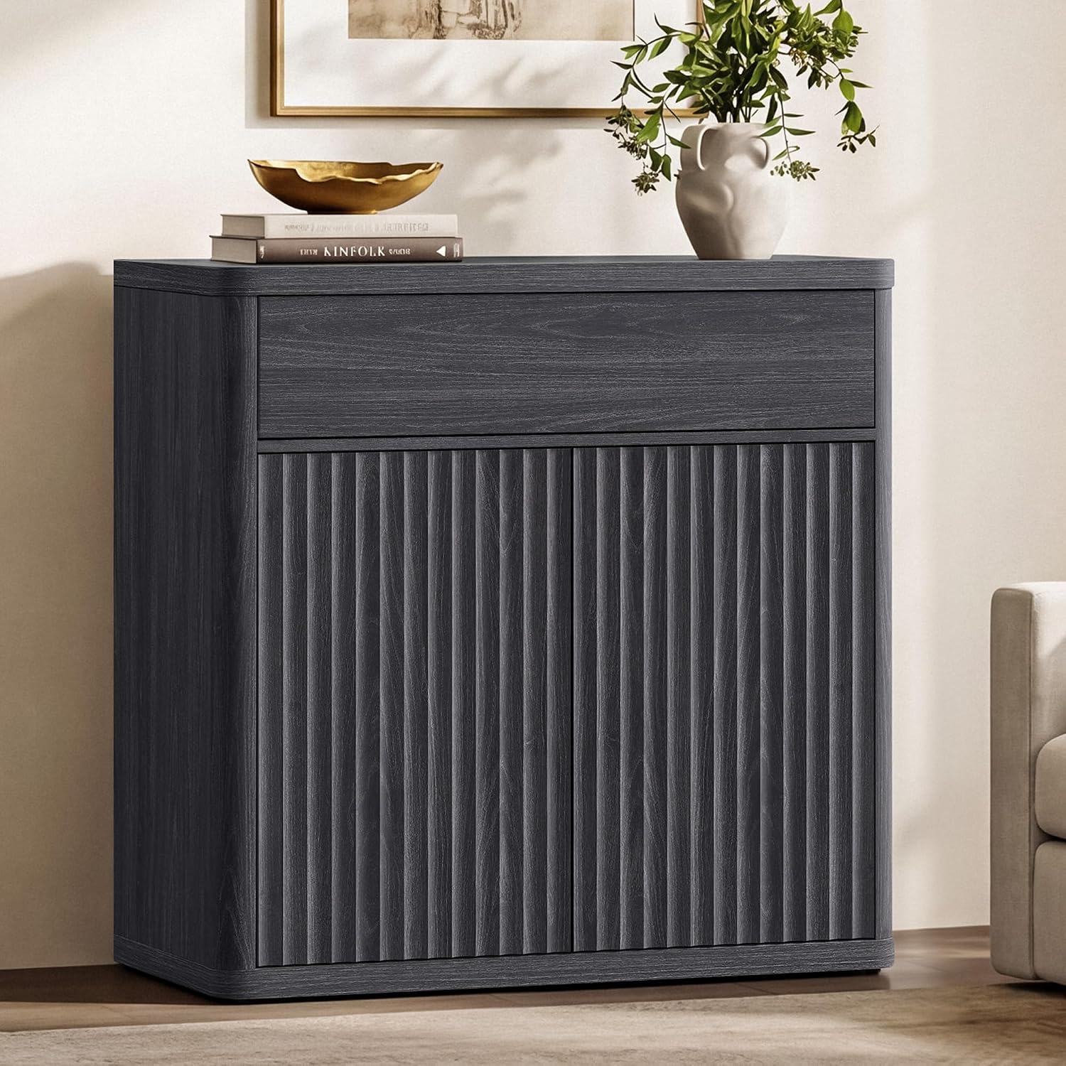 Credenza Office Storage - 34.6インチのモダンな溝付きサイドボードビュッフェ収納キャビネット、2つの扉と1つの引き出し付き、キッチン、ダイニングルーム、リビングルーム、玄関、オフィス用の大型アクセントクレデンツコンソールテーブル