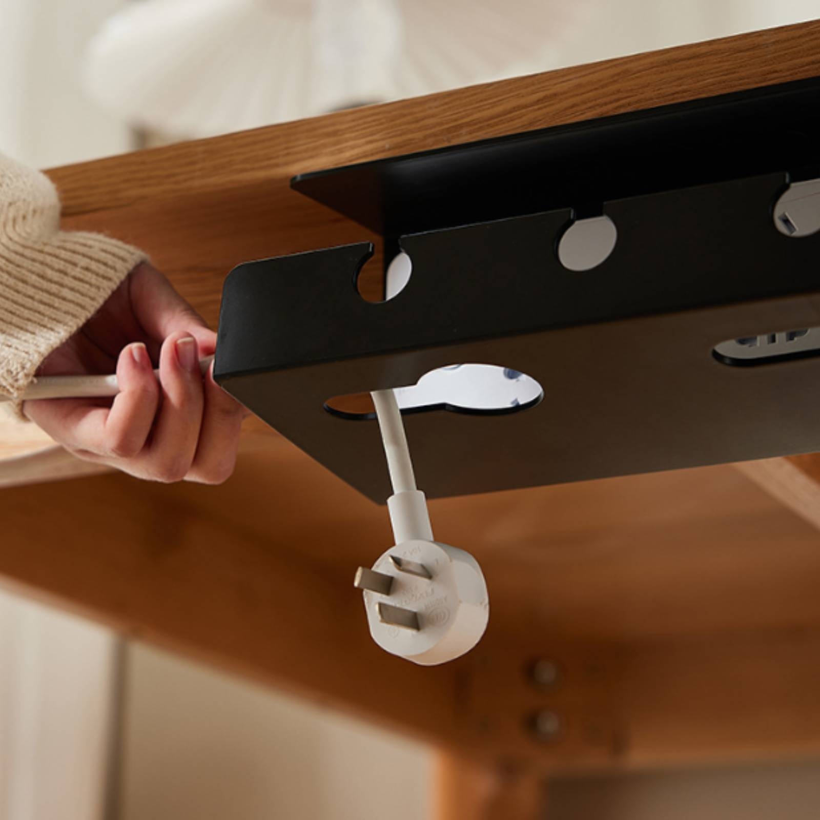 デスク下ケーブル収納トレイ。取り付けが簡単。プラスチック製。 - Cable Tray Under Desk のレビューと価格